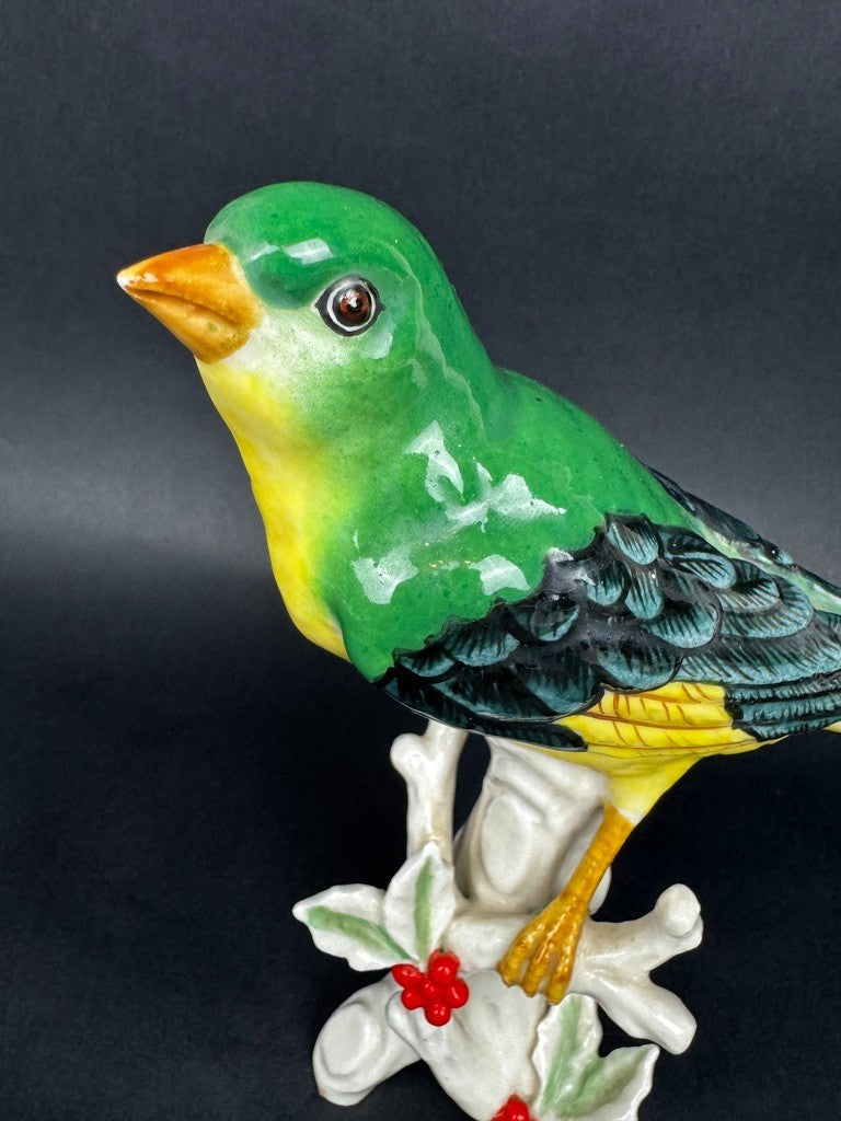 Figurine porcelaine oiseau polychrome sur branche décor houx 1950s