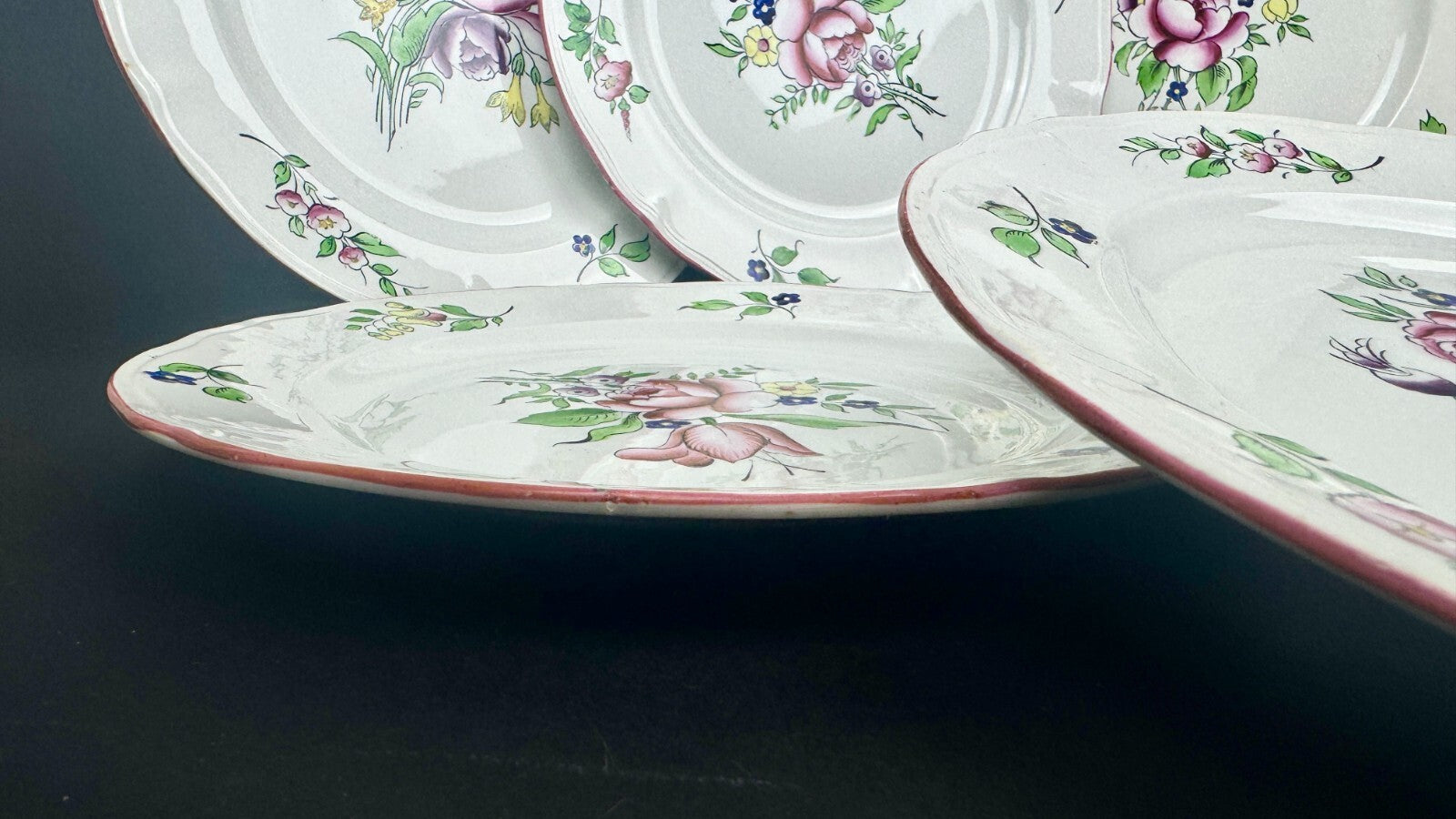 Boch Frères, La Louvière, suite de 6 assiettes plates décor floral