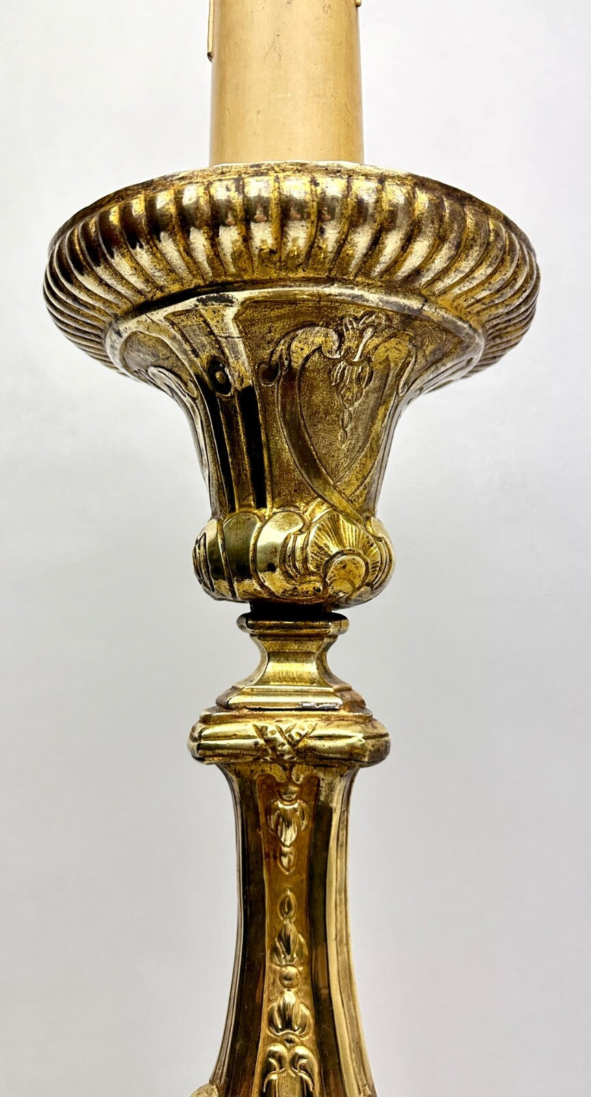 Important Pique-cierge En Laiton Repoussé Monté En Lampe 19ème
