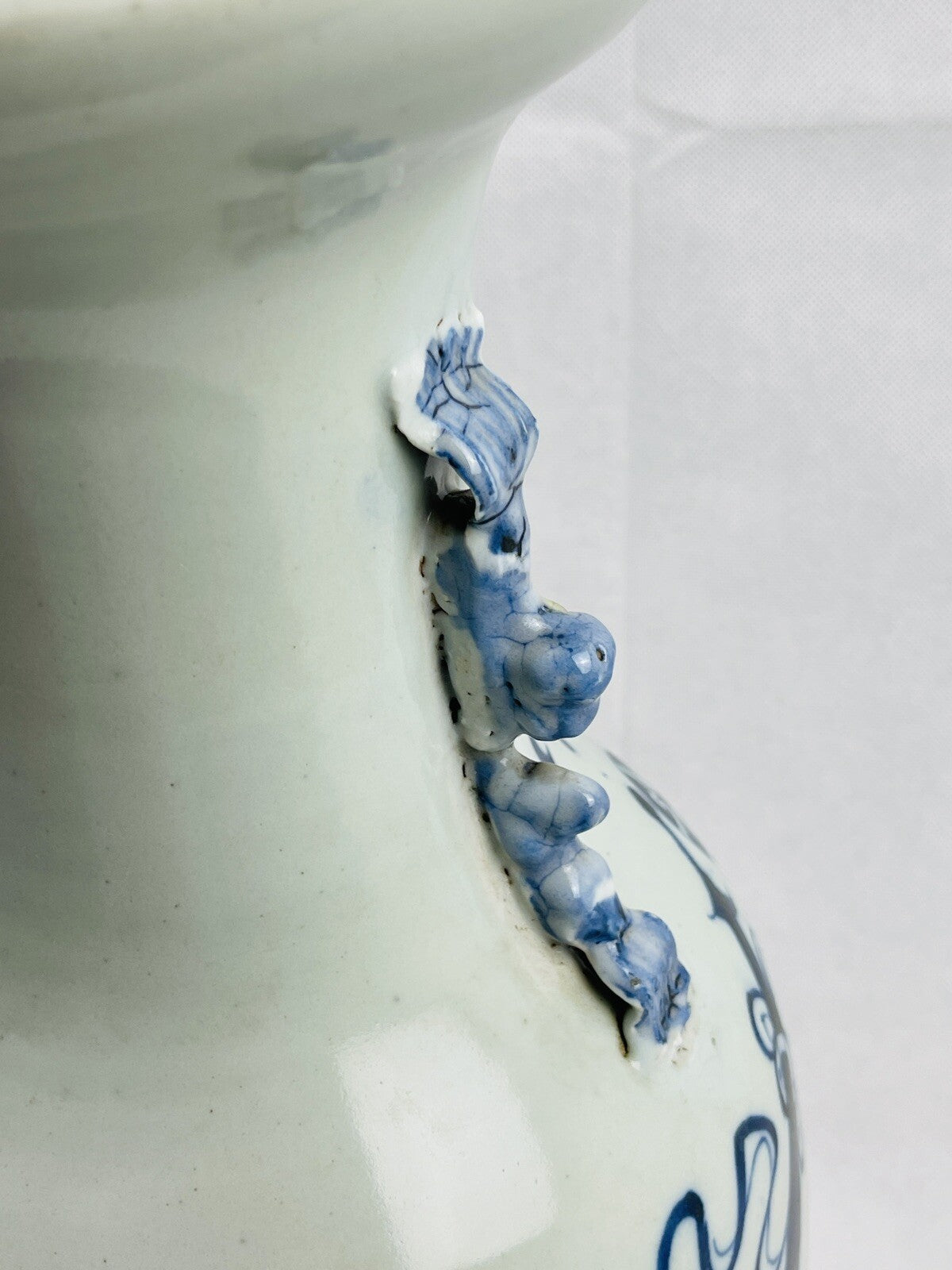 Paire de vases balustres en porcelaine de Chine, dynastie Qing