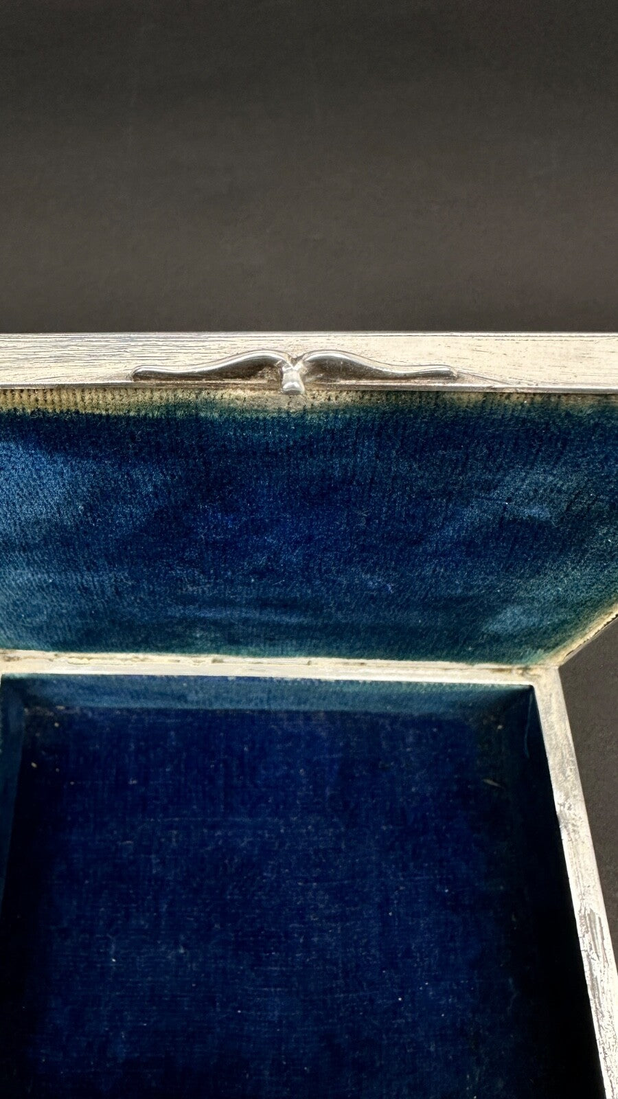 Coffret à Bijoux En Cuivre Argenté à décor de scène de danse