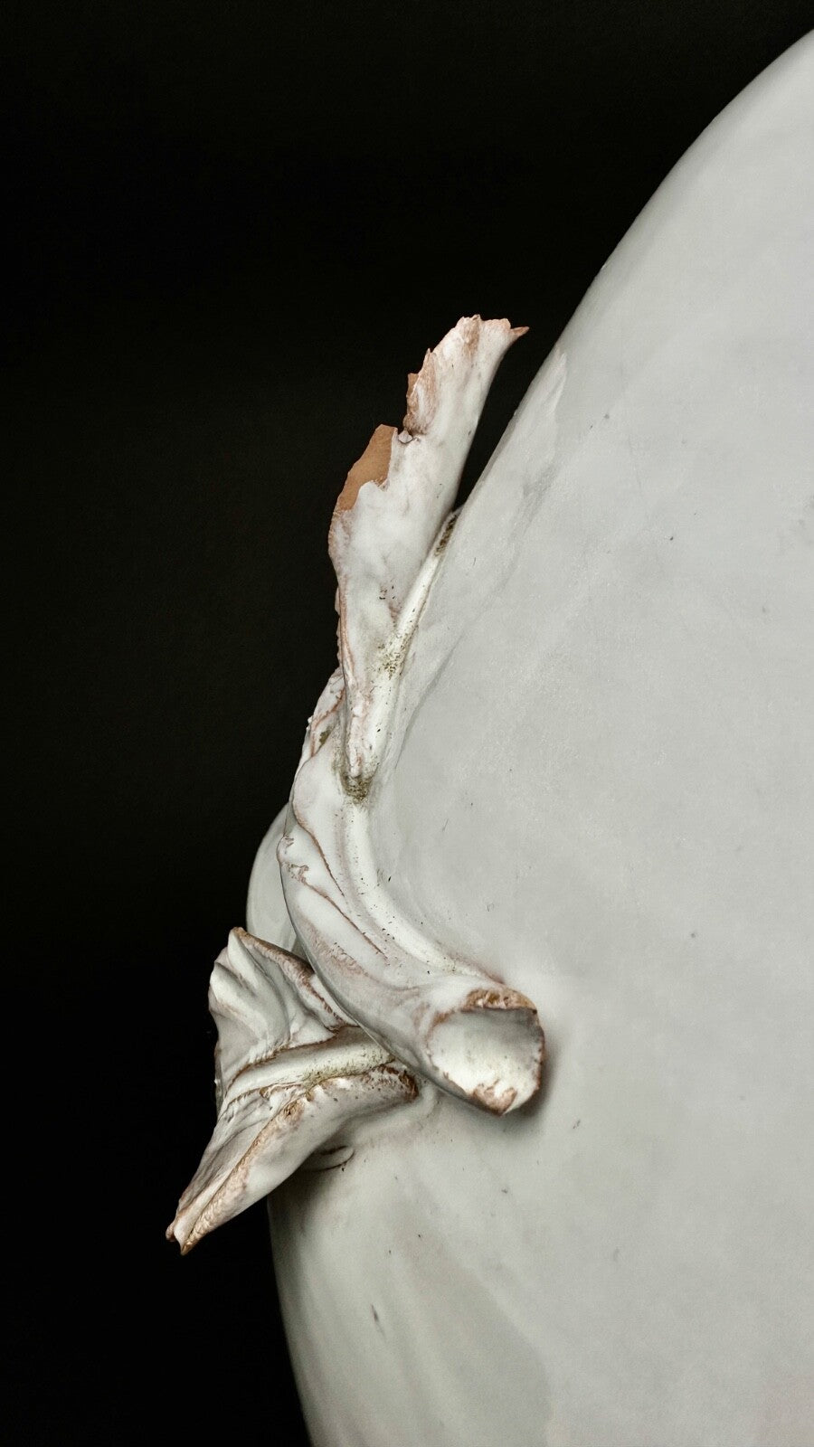 Grande lampe en céramique blanche barbotine