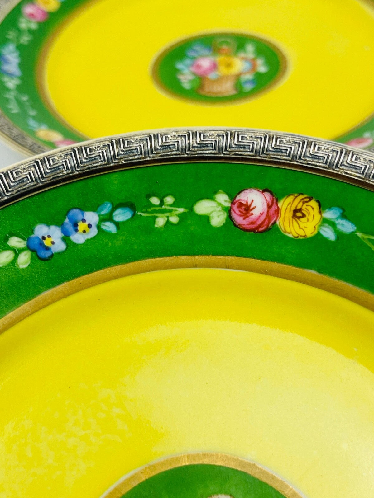 Paire d'Assiettes En Porcelaine Fine Cerclées d'Argent