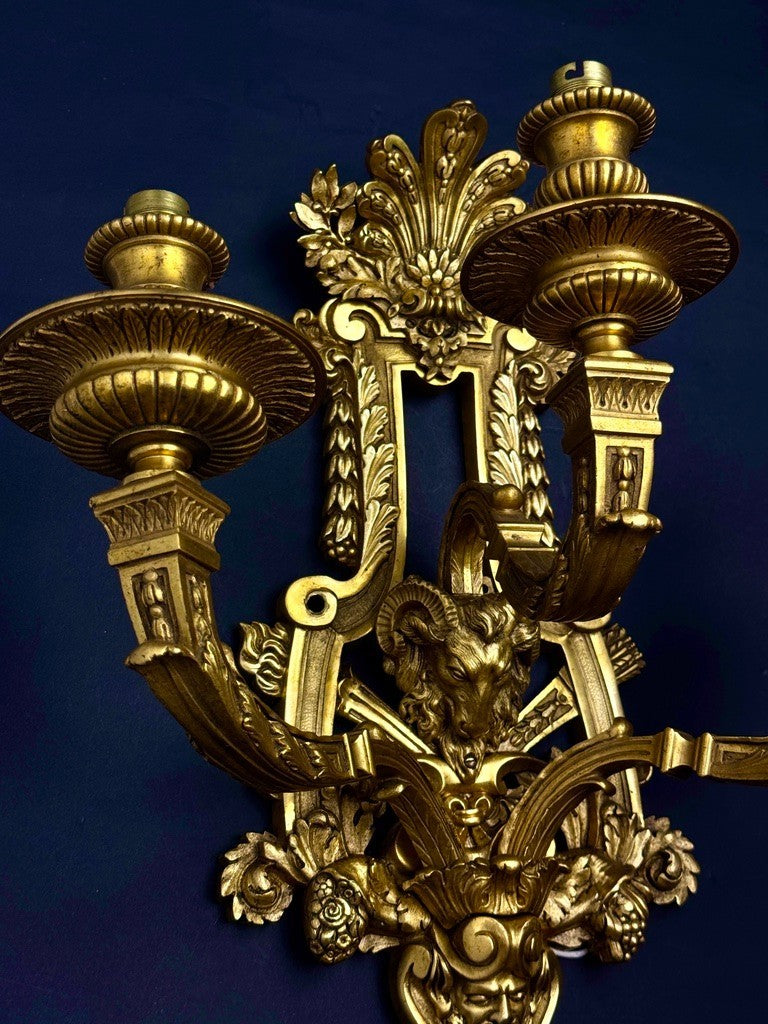 Paire d’importantes appliques en bronze doré, style Louis XVI, époque XIXe
