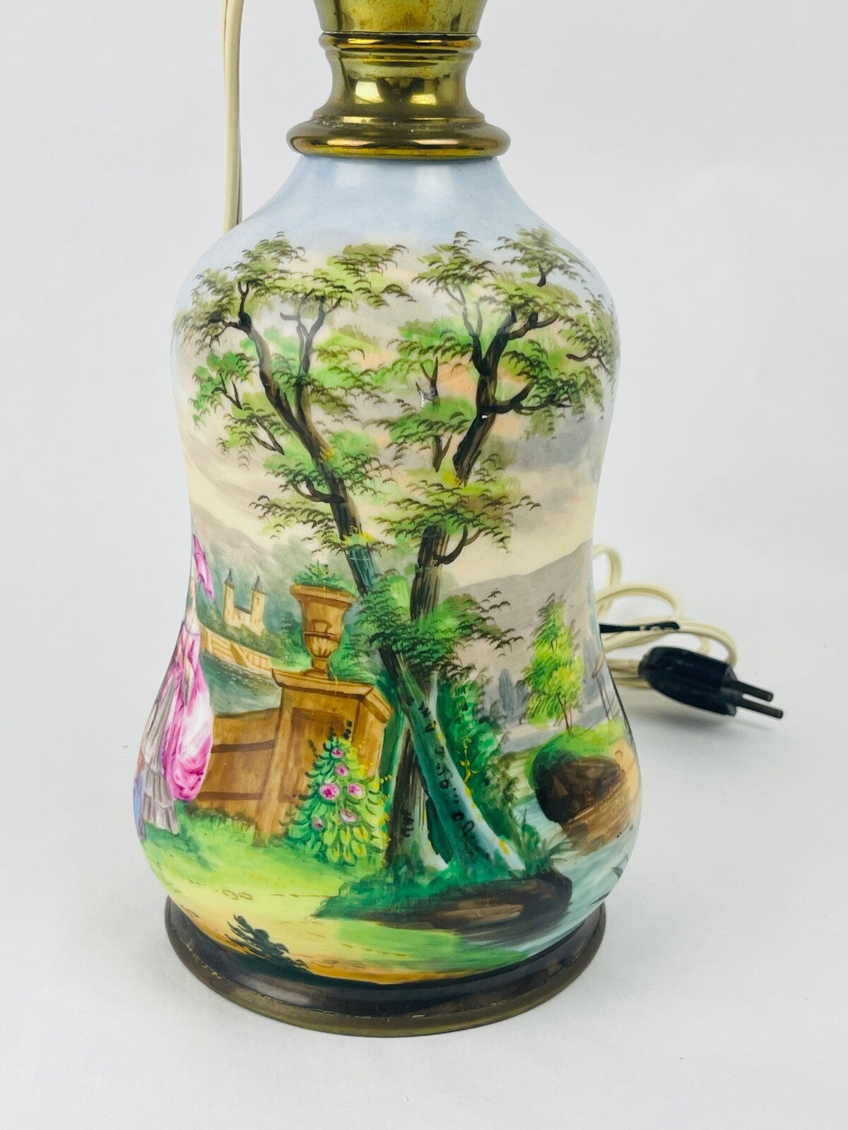 Pied de lampe à huile en porcelaine de Paris à décor polychrome