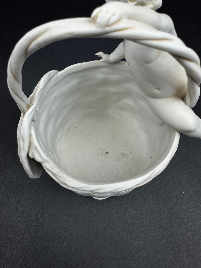 Corbeille en porcelaine blanche à décor de putto, XIXe siècle, 13 cm