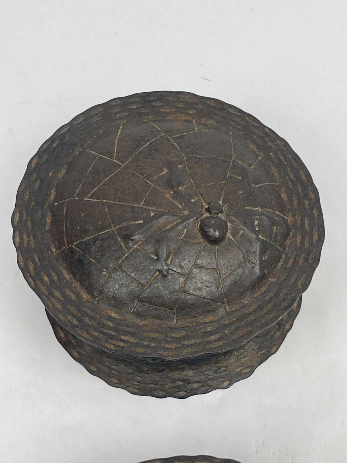 Paire de pots couverts en métal repoussé et martelé asiatiques, Chine, Japon....