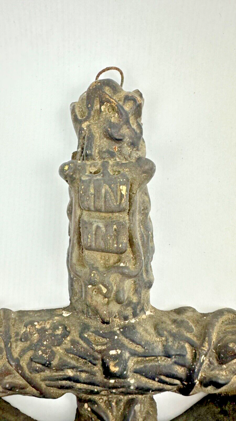 Crucifix Napoléon III en plâtre patine brune