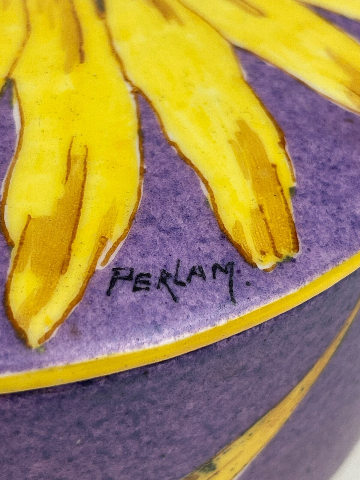 Délicate bonbonnière en porcelaine de Limoges PERLAM au Pierrot rieur