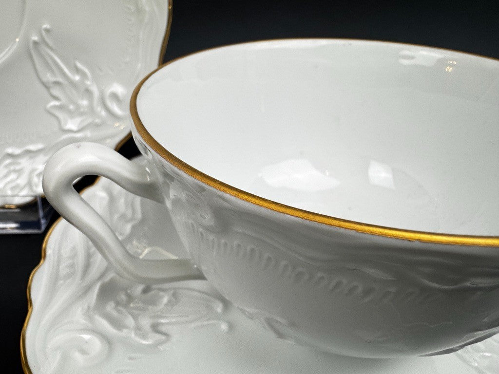 Tasses et soucoupes Tharaud Limoges porcelaine blanche relief doré