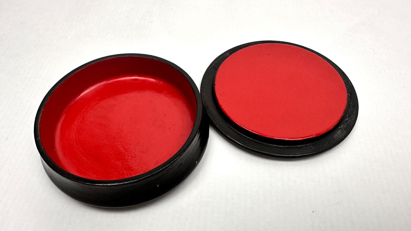 Boite en laque de Palekh, Russie, décor de volutes