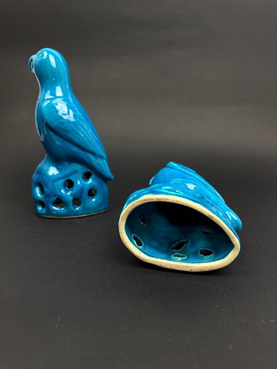 Paire de perruches en porcelaine bleue de Chine