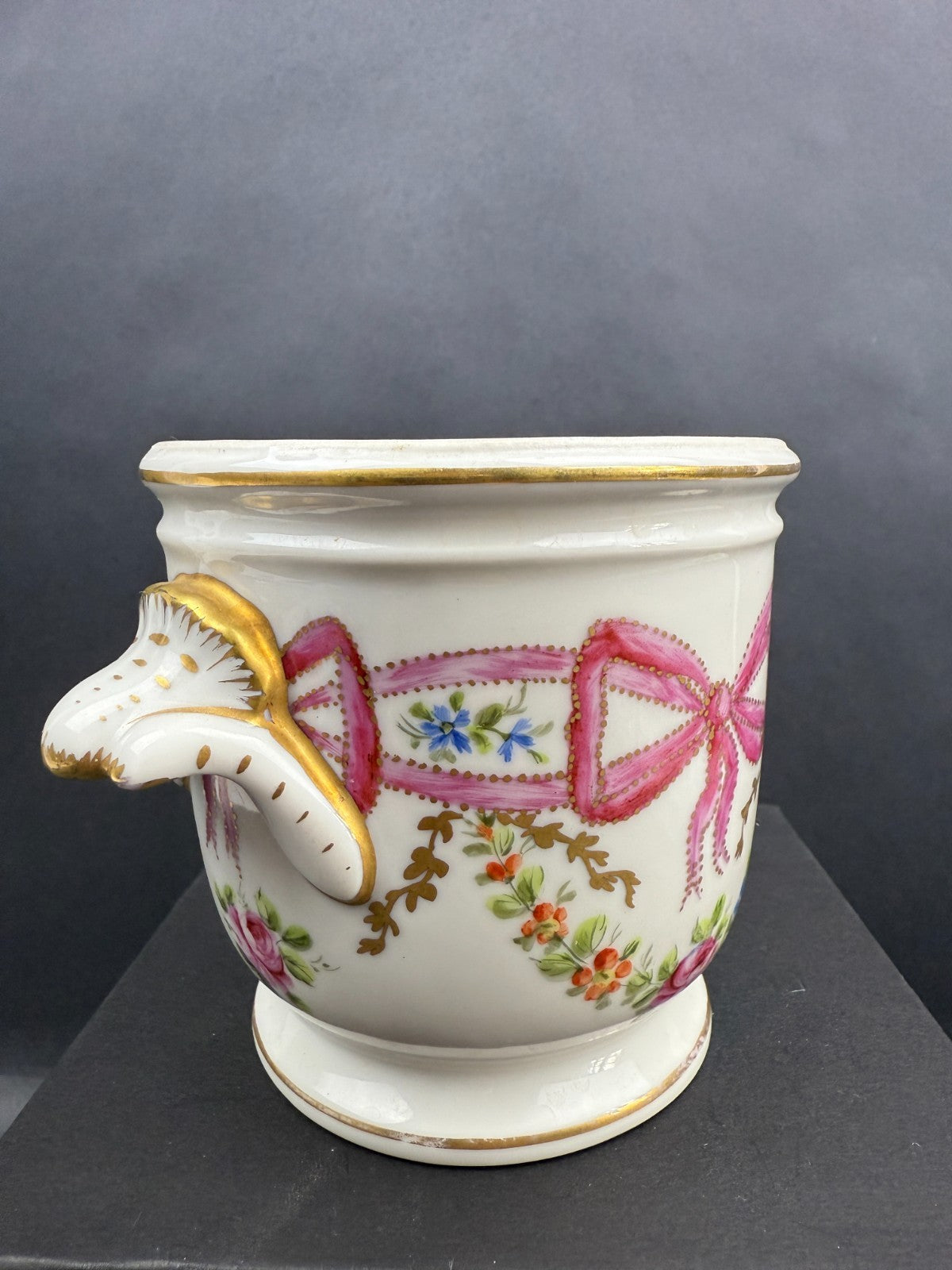 Cache-pot en porcelaine de Paris Décor rubans et fleurs XIXe siècle