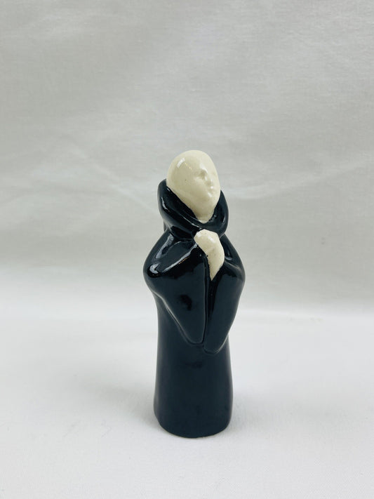 Figurine en porcelaine, moine en adoration, art déco