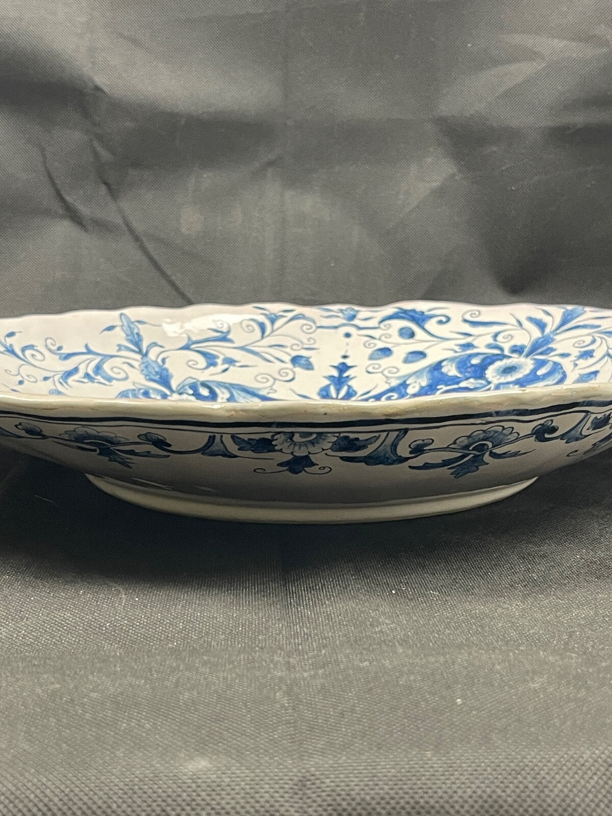 Grand plat de service en faïence blanche et bleue, Moustiers, Rouen ???