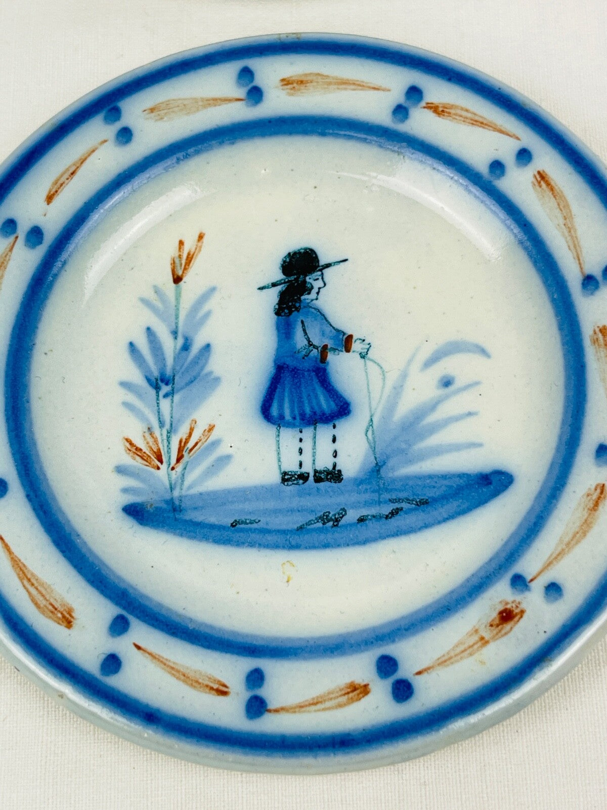 Deux assiettes miniatures en faïence Henriot Quimper, poupée, beurre