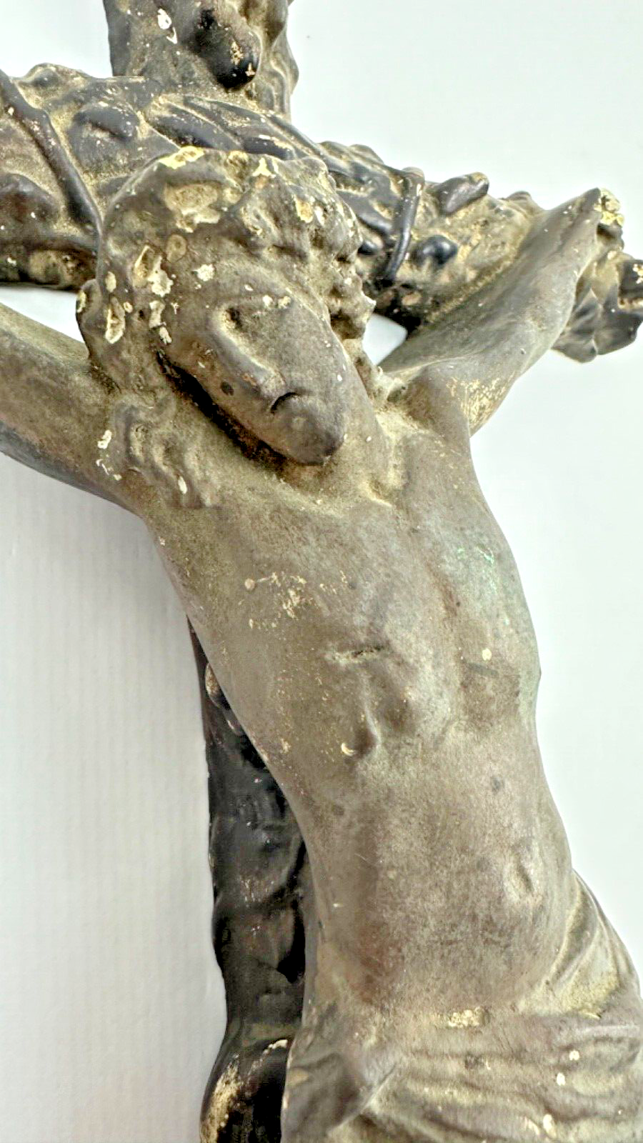 Crucifix Napoléon III en plâtre patine brune