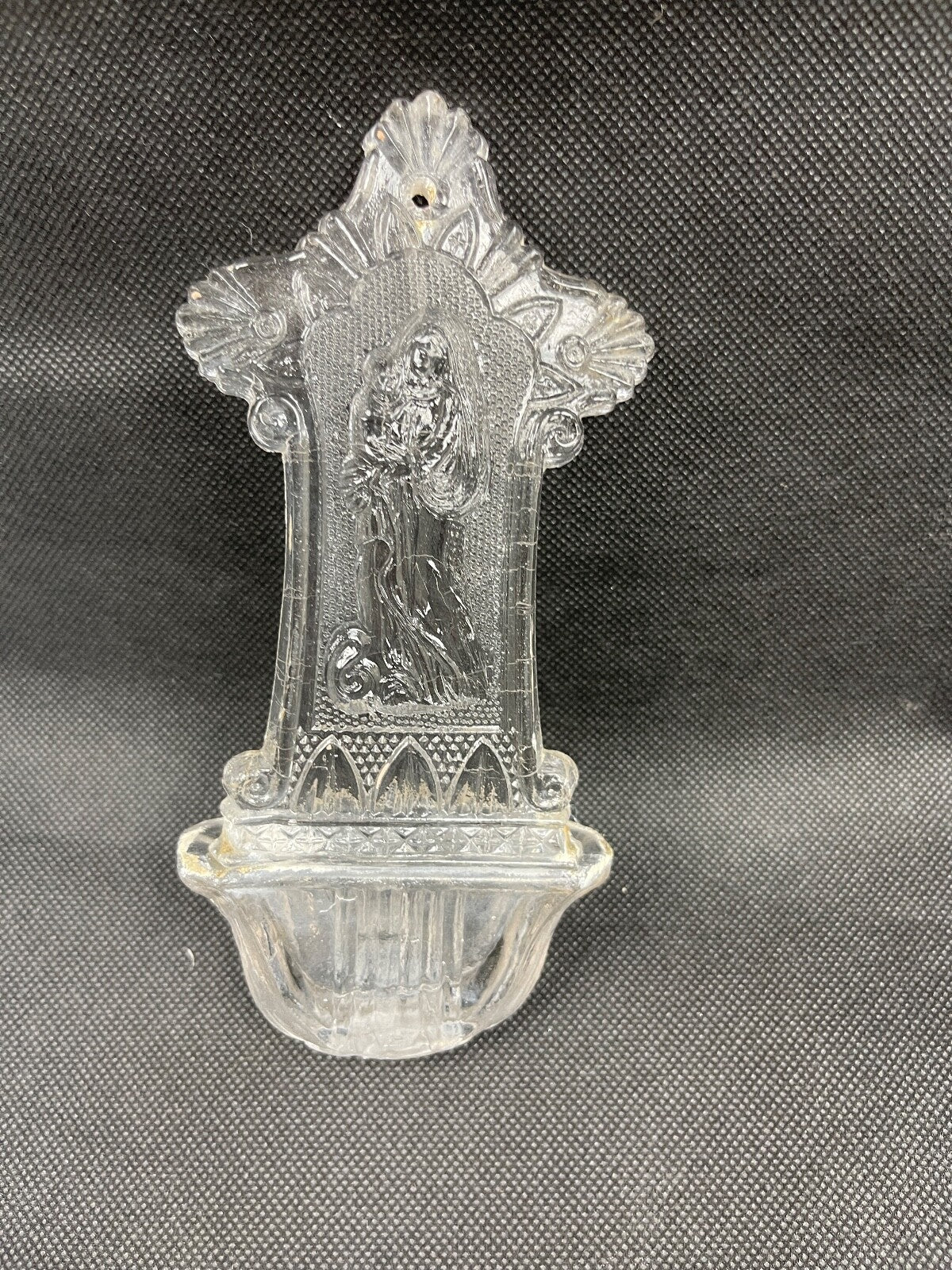 Ancien bénitier en verre moulé, Vierge à l'Enfant