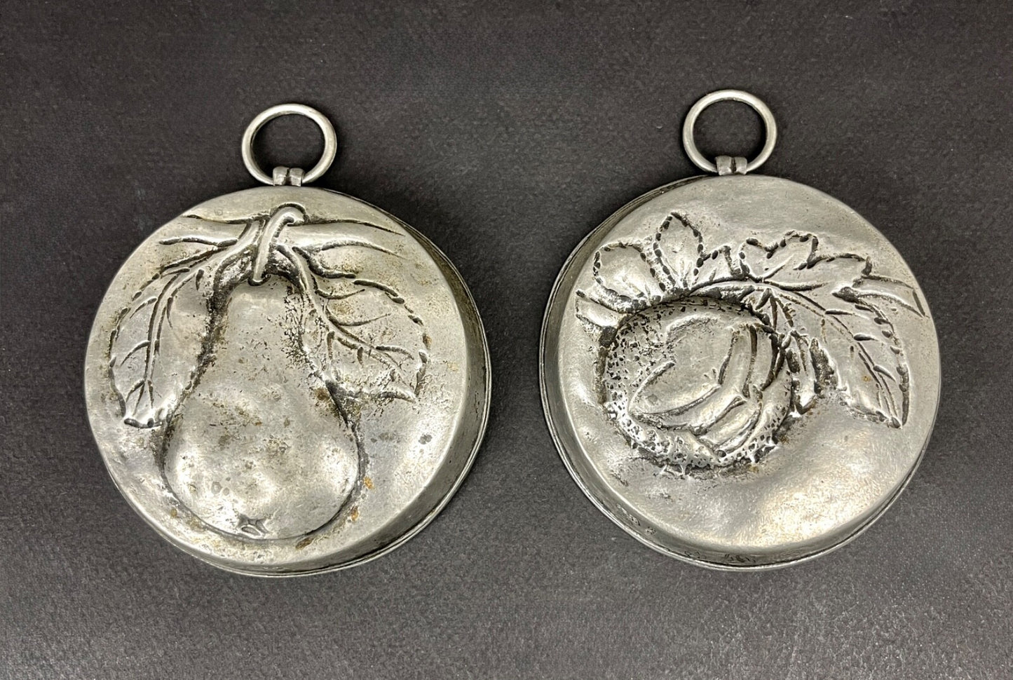 Deux Anciens Petits Moules En étain