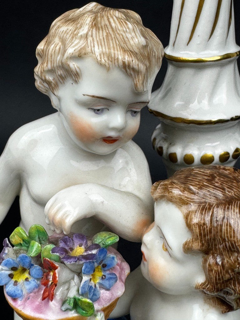 Pied de lampe, bougeoir ancien en porcelaine de Dresde, putti fleuris, XIXe