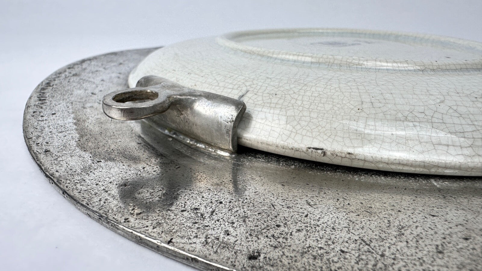 Assiette murale décorative faïence et étain aux fleurs de printemps