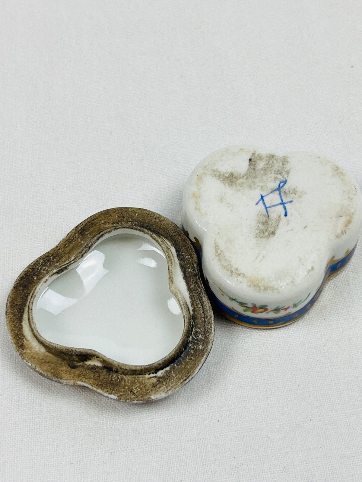 Ancienne boîte à pilules en porcelaine de Limoges ou de Paris