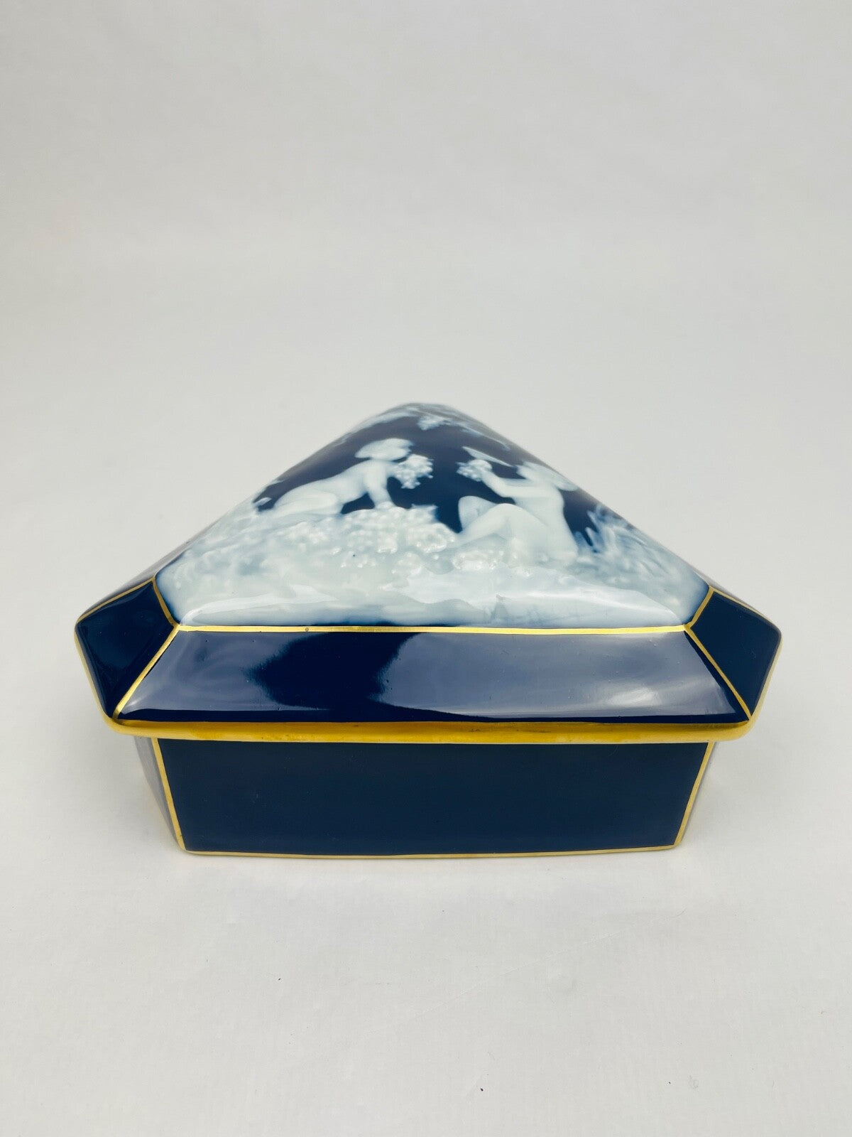 Bonbonnière en porcelaine bleu de Four de Limoges Marcel CHAUFRIASSE
