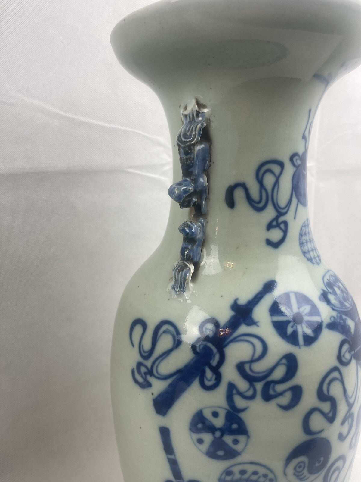 Paire de vases balustres en porcelaine de Chine, dynastie Qing