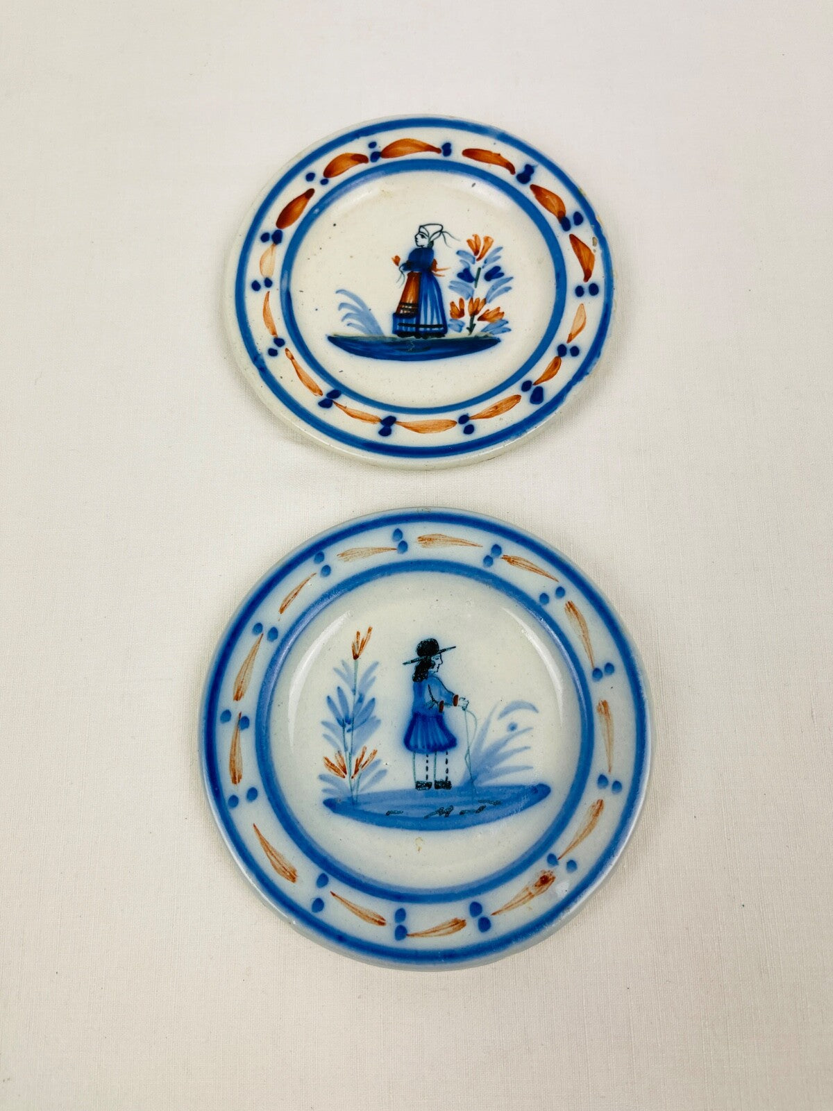 Deux assiettes miniatures en faïence Henriot Quimper, poupée, beurre