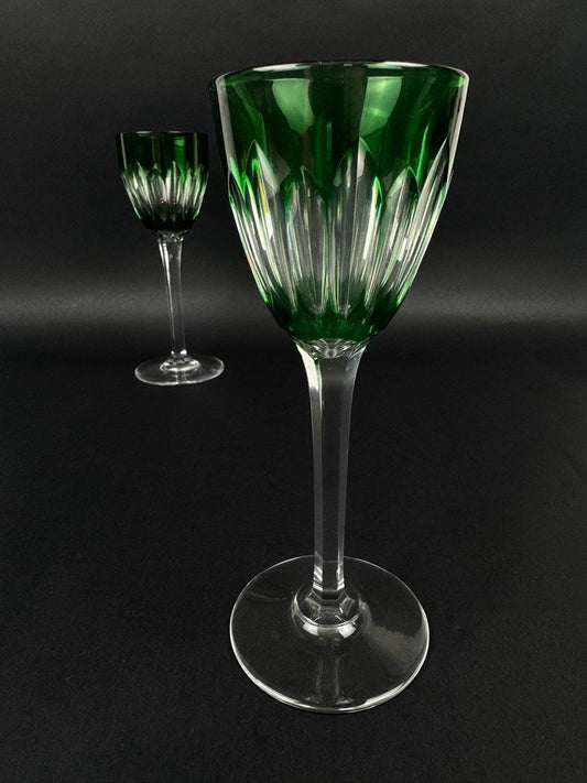 Paire de verres à vin Baccarat – Modèle Cassino – Cristal emeraude taillé 19 cm
