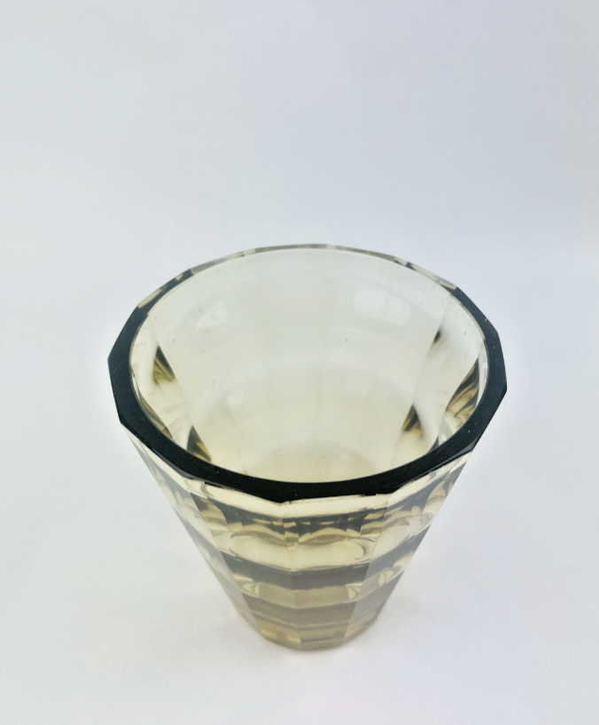 Vase en cristal fumé taillé par Ellis Berg pour Kosta Boda, Suède 1930