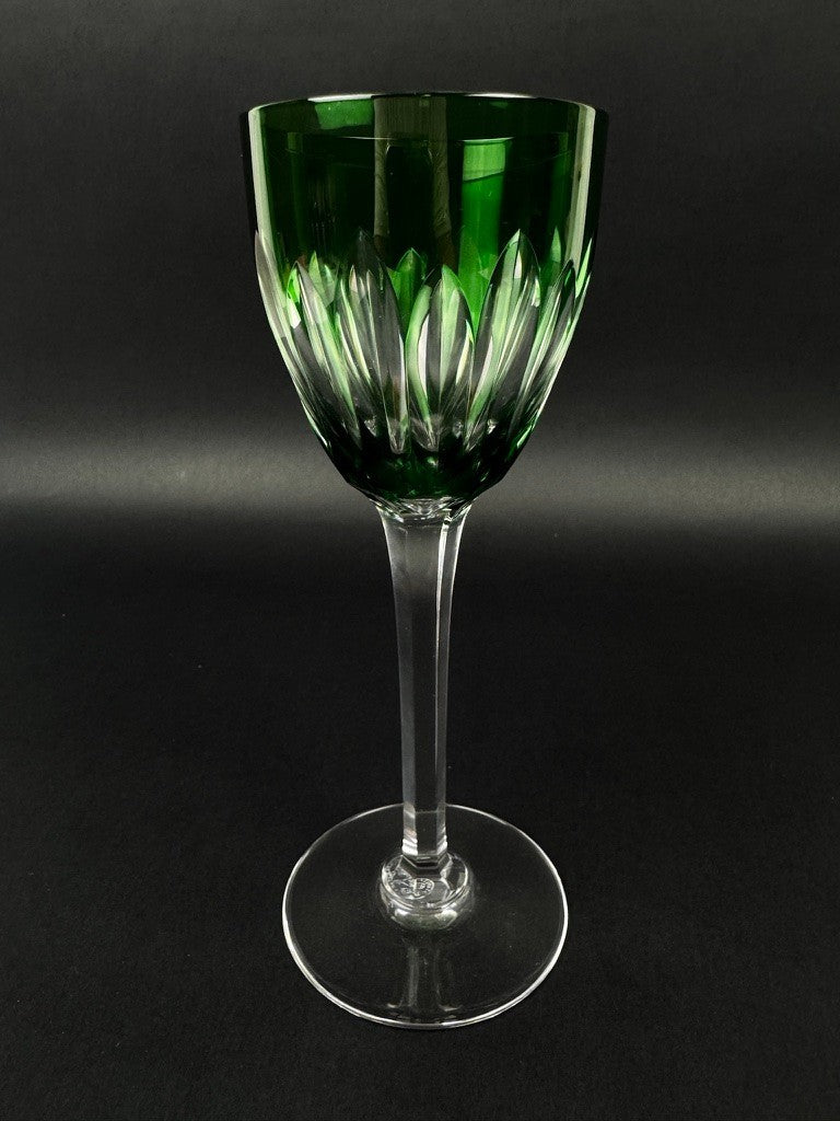 Paire de verres à vin Baccarat – Modèle Cassino – Cristal emeraude taillé 19 cm