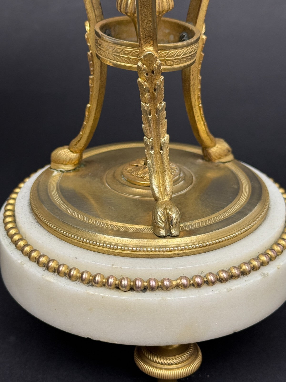 Paire de cassolettes formant bougeoirs d'époque Louis XVI