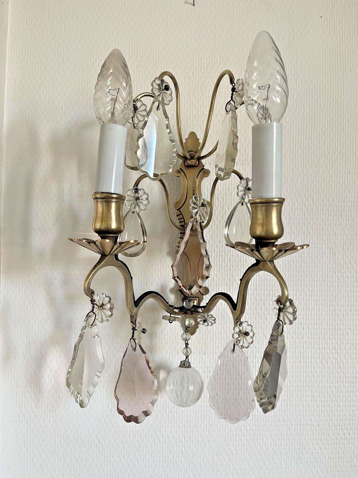 Belle paire d'appliques en bronze avec pampilles en cristal 2 feux