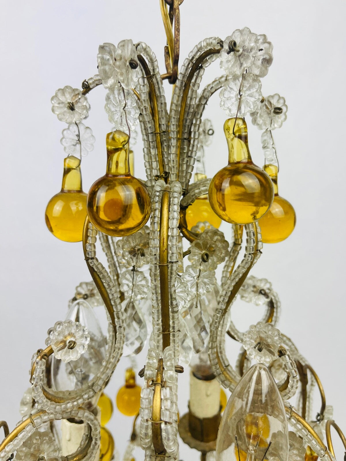 Petit lustre en perles de cristal, gouttes ambrées et laiton, Années 20/30