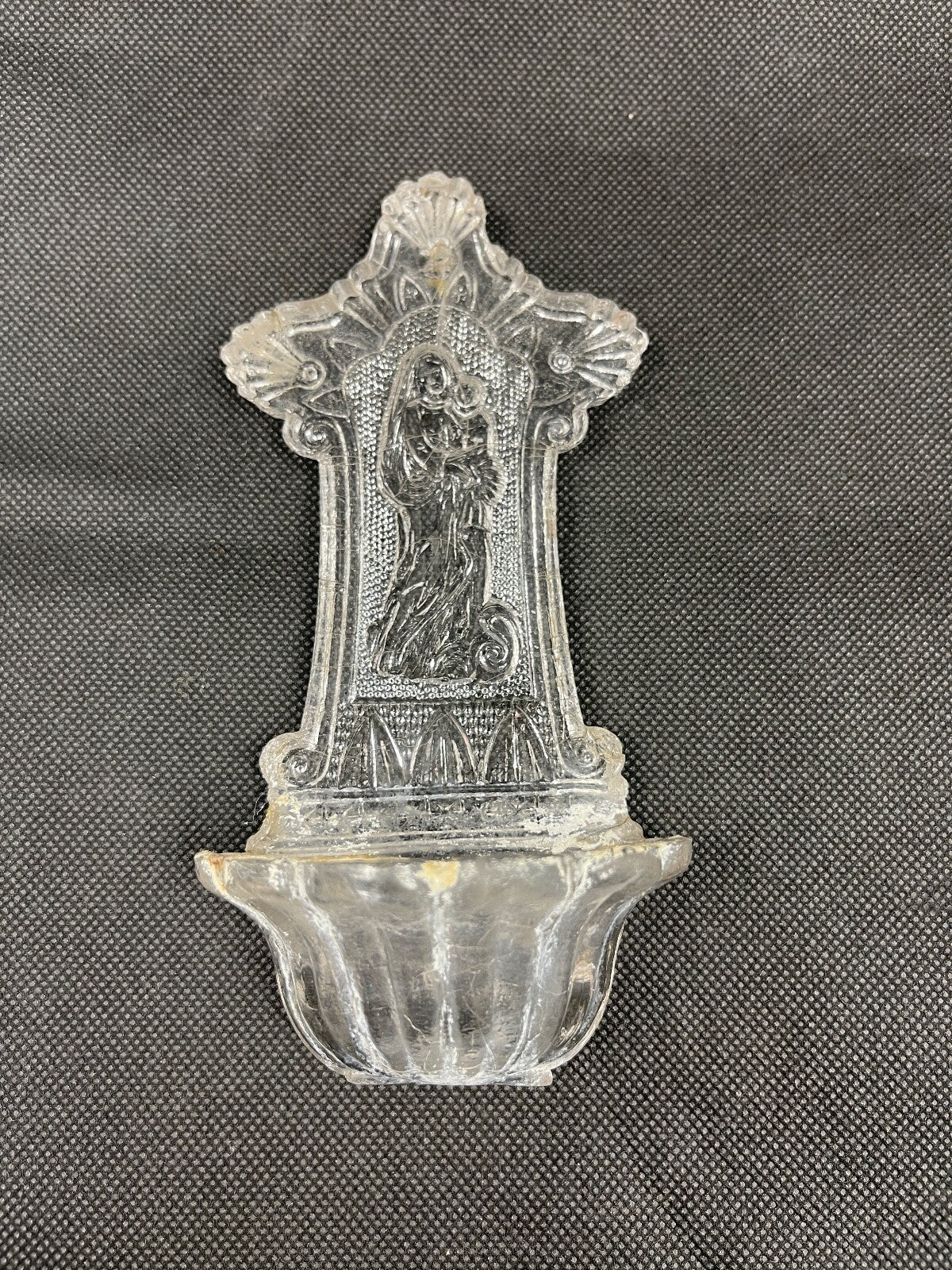 Ancien bénitier en verre moulé, Vierge à l'Enfant