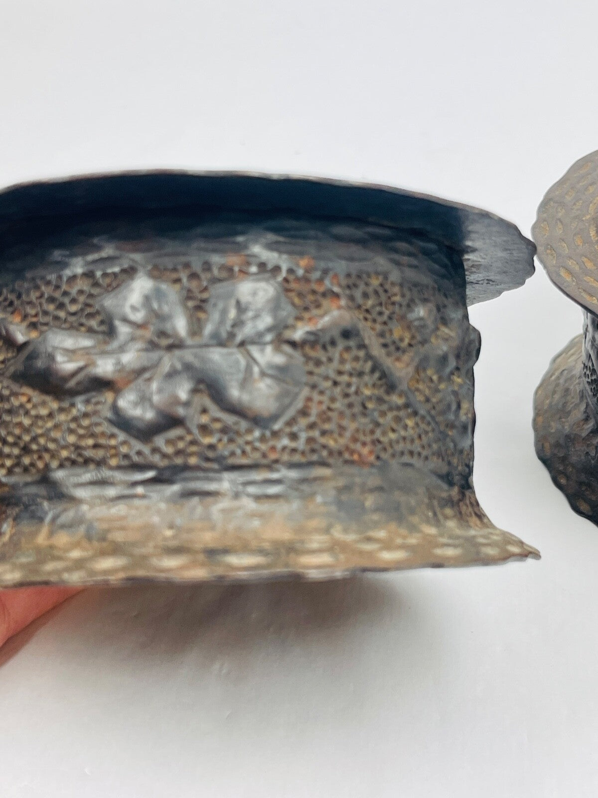 Paire de pots couverts en métal repoussé et martelé asiatiques, Chine, Japon....