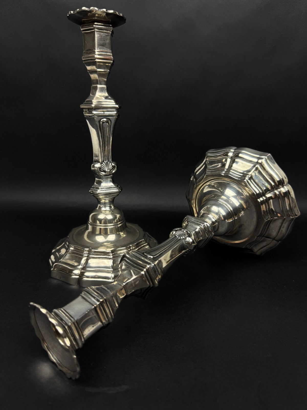 Paire de chandeliers en bronze argenté – Orfèvre Auguste Monnier Veuve, 1911