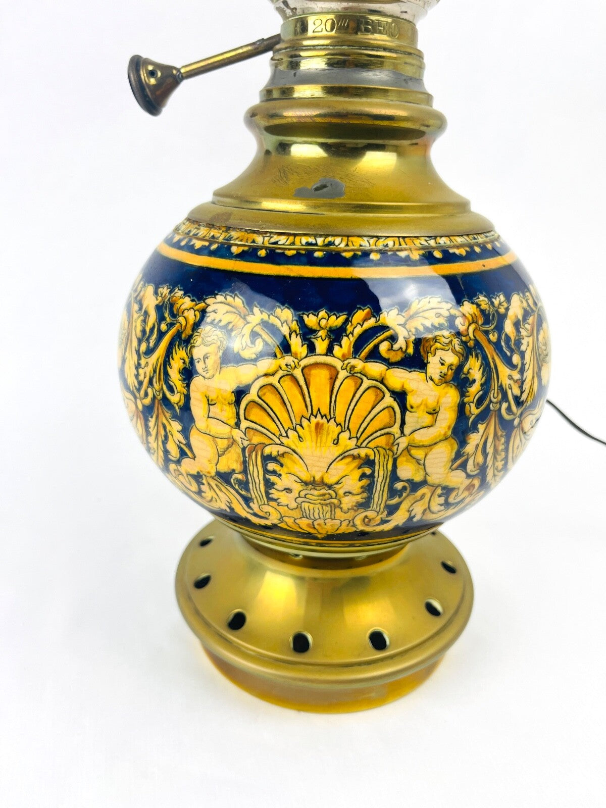 Lampe à huile en porcelaine de Gien modèle Renaissance montée à l'électricité