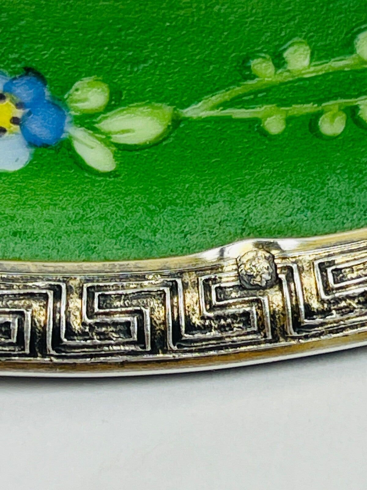 Paire d'Assiettes En Porcelaine Fine Cerclées d'Argent