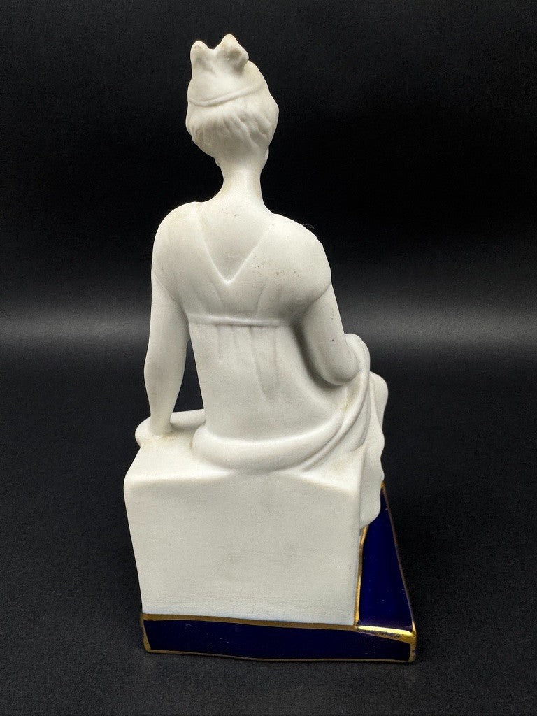 Statuette en biscuit par Tharaud Limoges – Femme à l’antique, socle émaillé bleu
