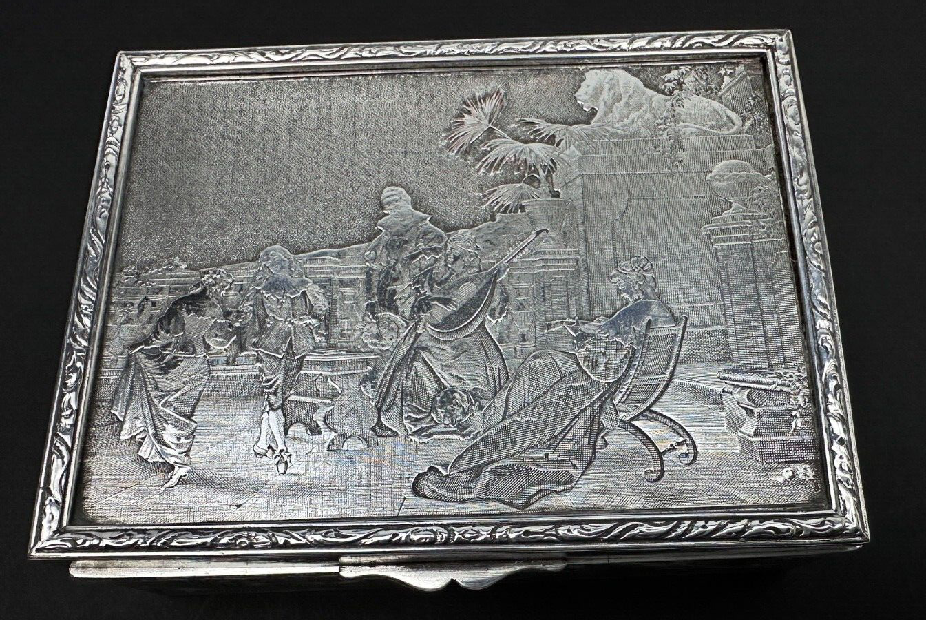 Coffret à Bijoux En Cuivre Argenté à décor de scène de danse