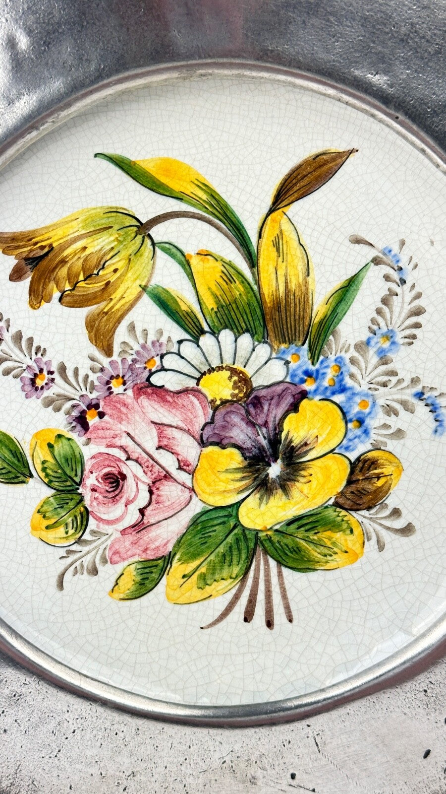 Assiette murale décorative faïence et étain aux fleurs de printemps