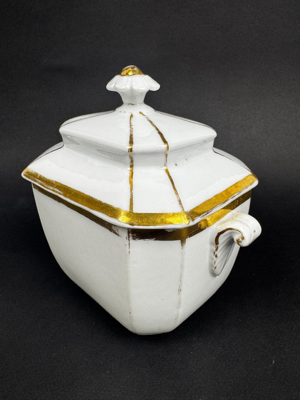 Service à thé en porcelaine blanche et or, époque fin XIXe / début XXe