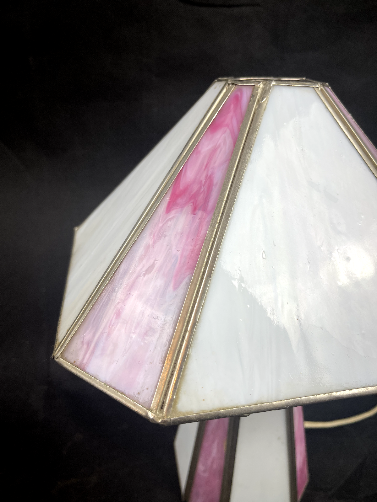 Ancienne lampe de table  en pâte de verre dans l'esprit de Tiffany