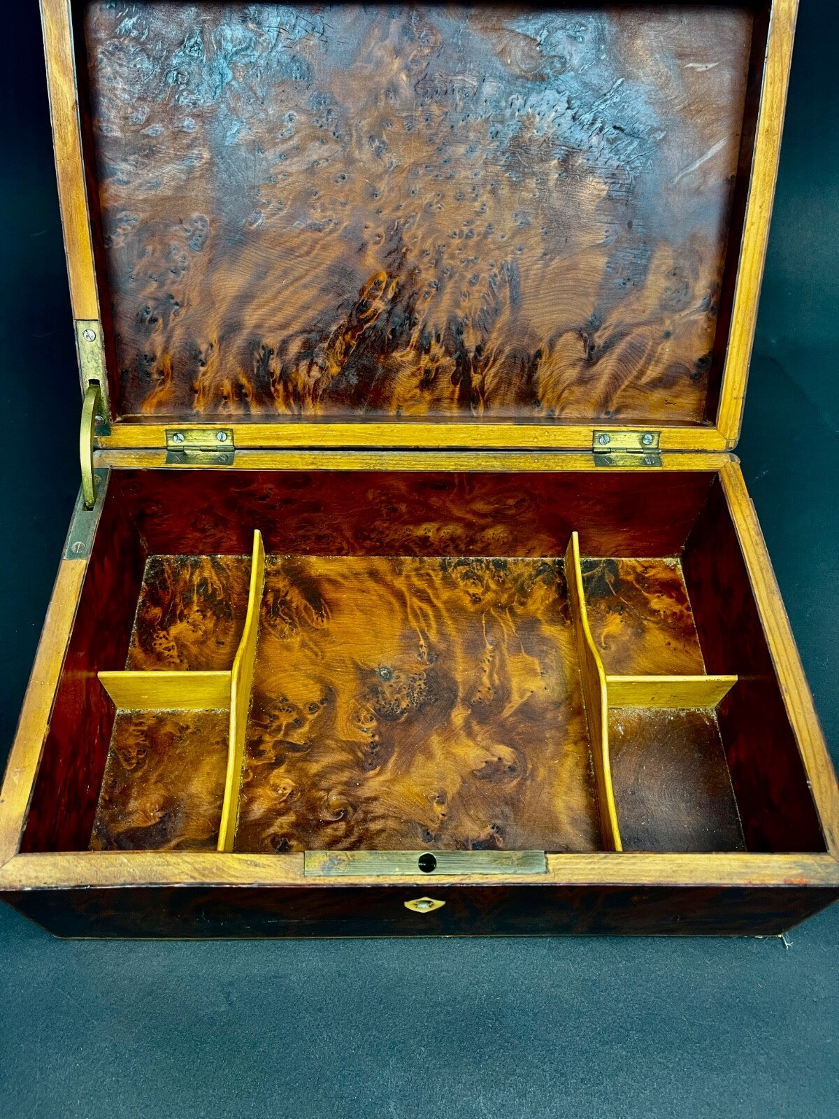 Coffret, Boîte à Couture En Loupe Et Marqueterie