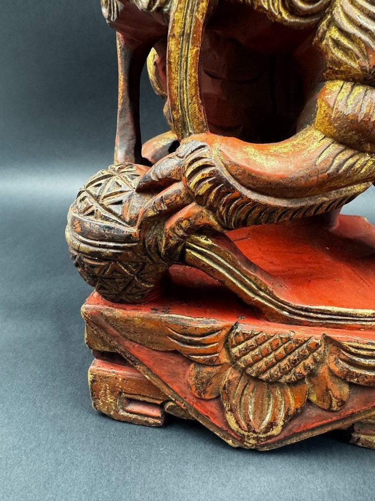 Paire de lions gardiens chinois en bois sculpté polychrome XIXe