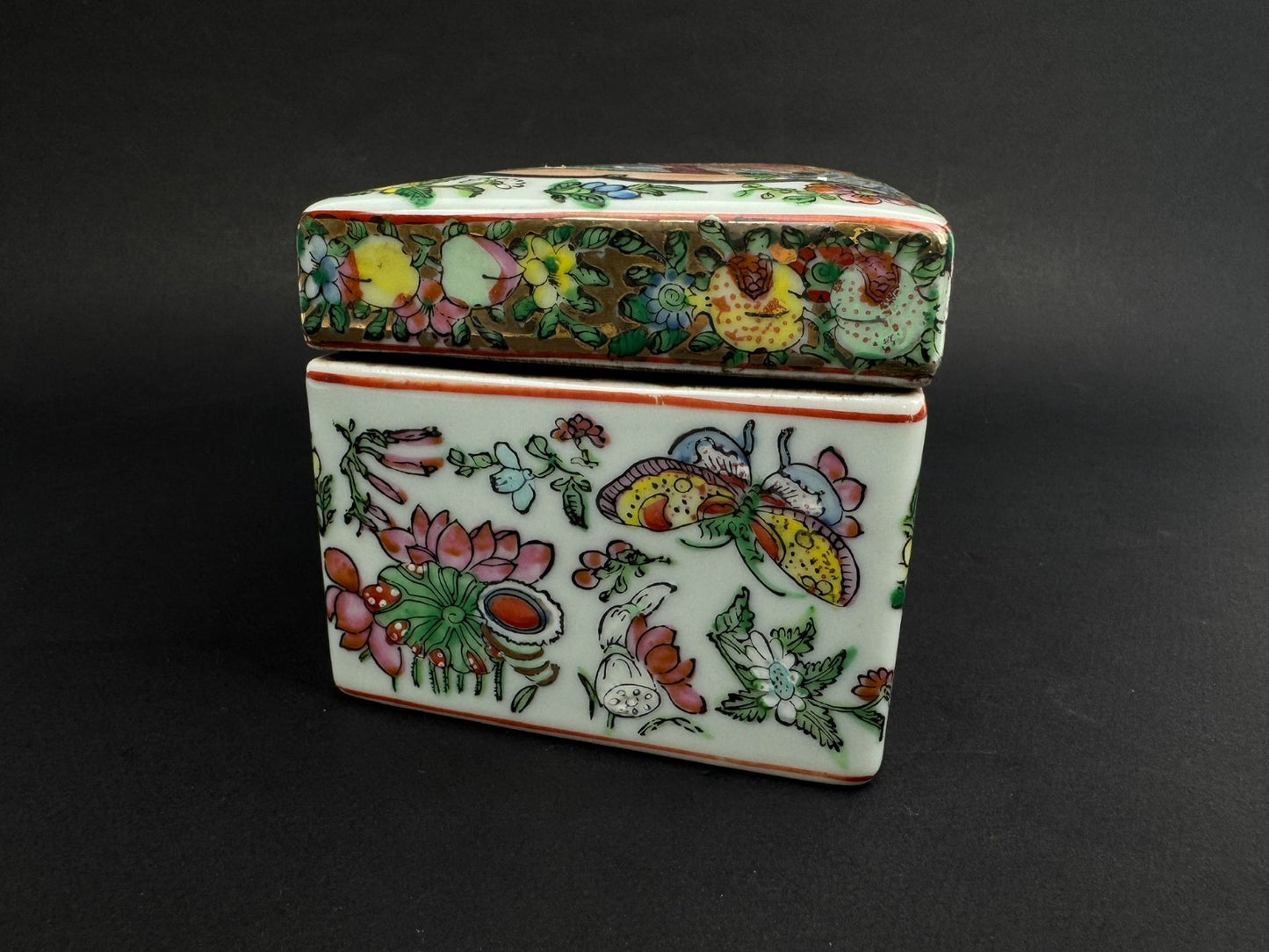 Boîte rectangulaire en porcelaine de Canton – décor famille rose – Chine