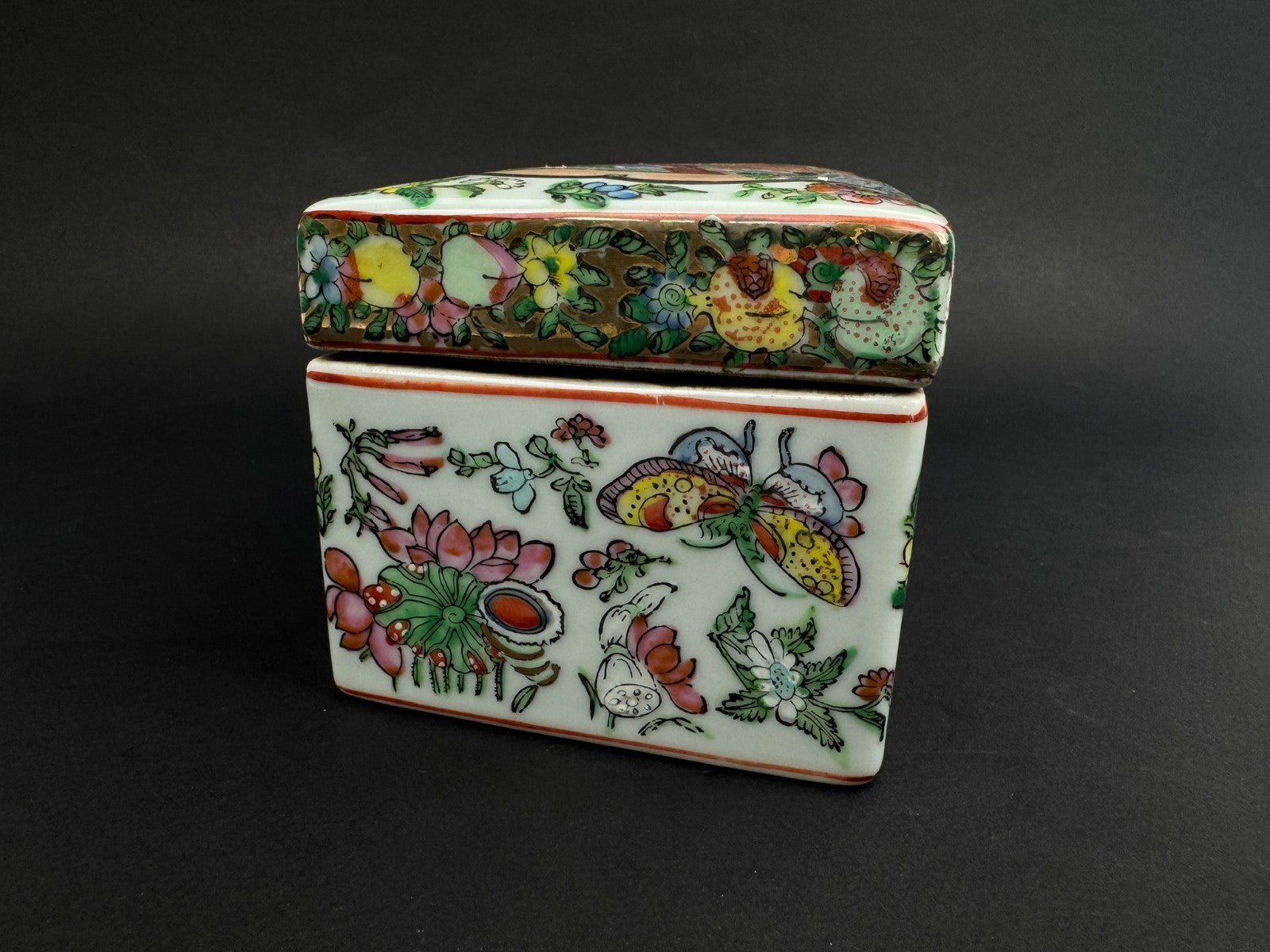 Boîte rectangulaire en porcelaine de Canton – décor famille rose – Chine