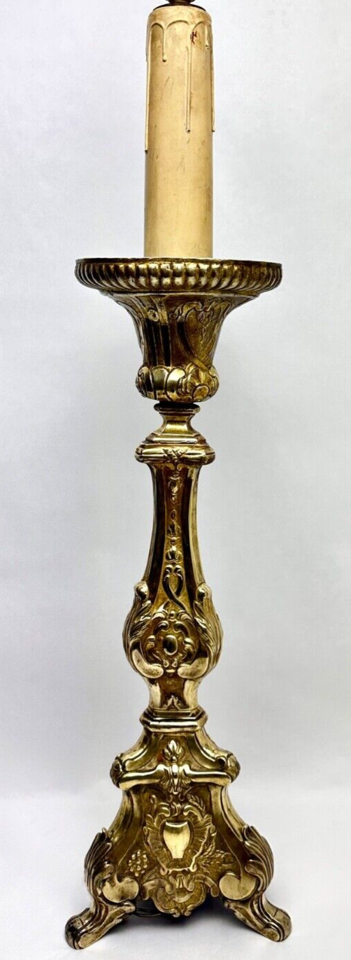 Important Pique-cierge En Laiton Repoussé Monté En Lampe 19ème